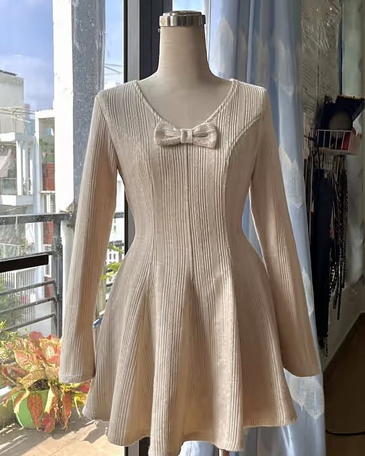 Đầm len lông thỏ màu be đính nơ