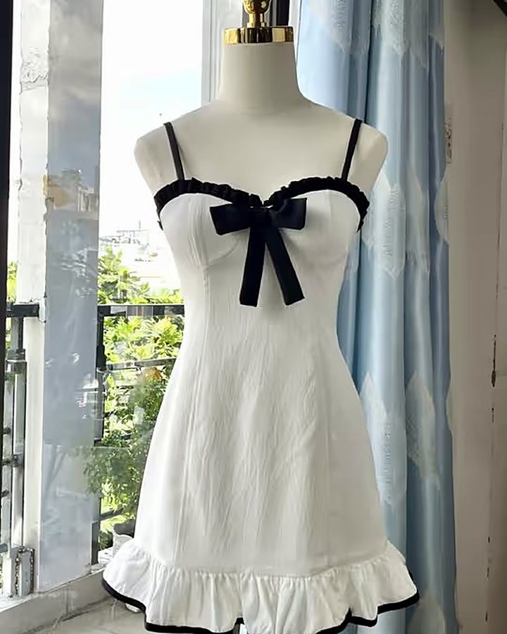 Váy trắng nơ đen phong cách tiểu thư